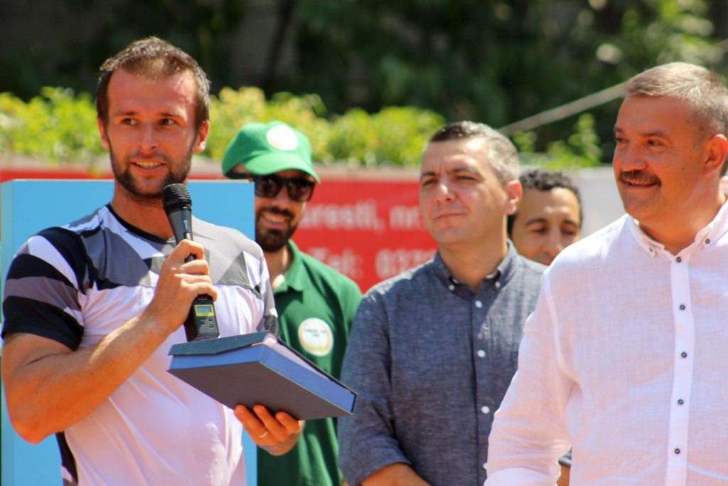 Finalistul Adrian Ungur, alături de Sorin Dumitru - organizator